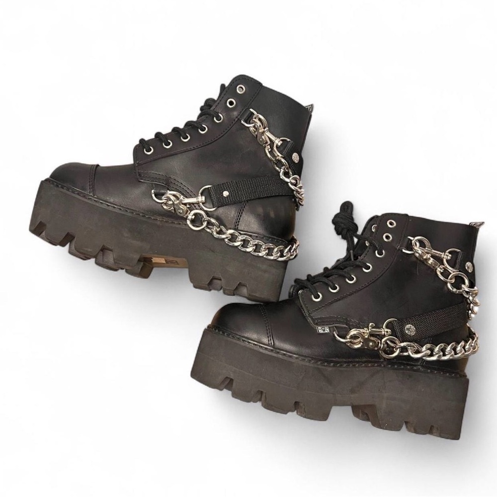 T.U.K Black 7-Eye Chain & Strap Dino Lug Boot Size 6